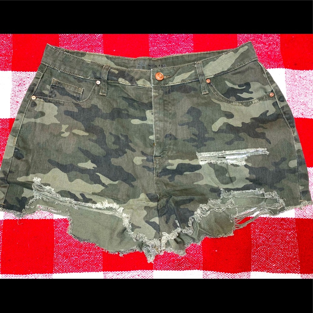 Camo NOBO high rise shorts